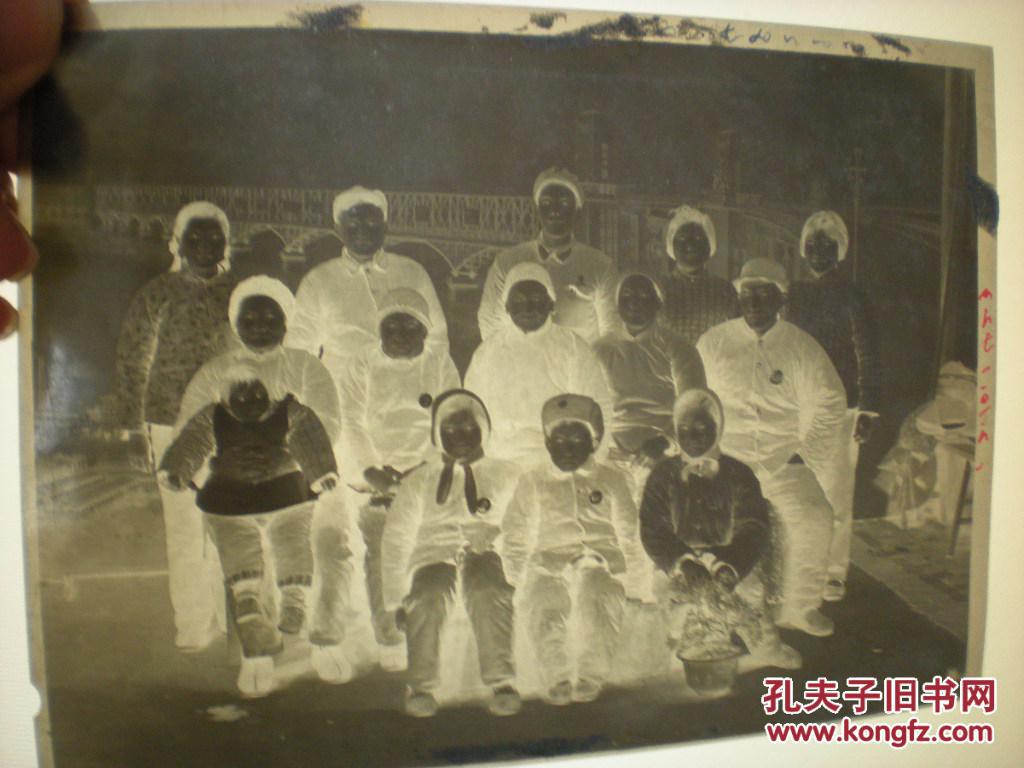 底片!《全家福,14人,戴毛像章,背景 长江大桥,超大尺寸!》