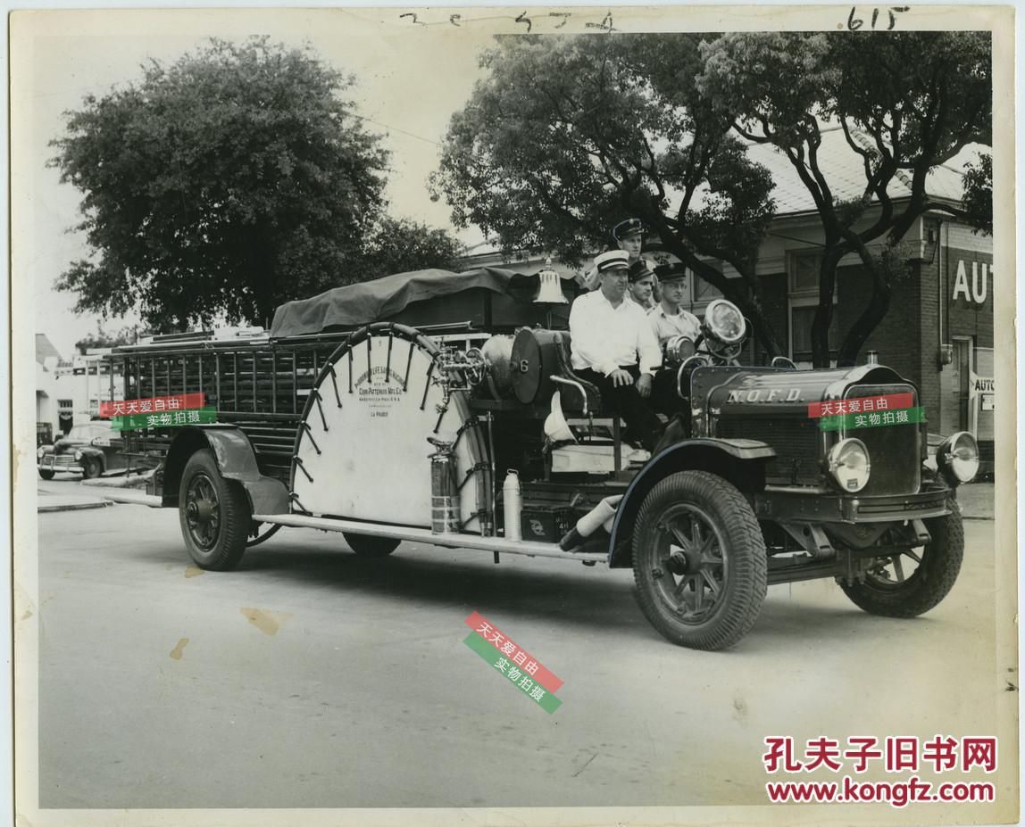 1950年老式消防车卡车和消防队员