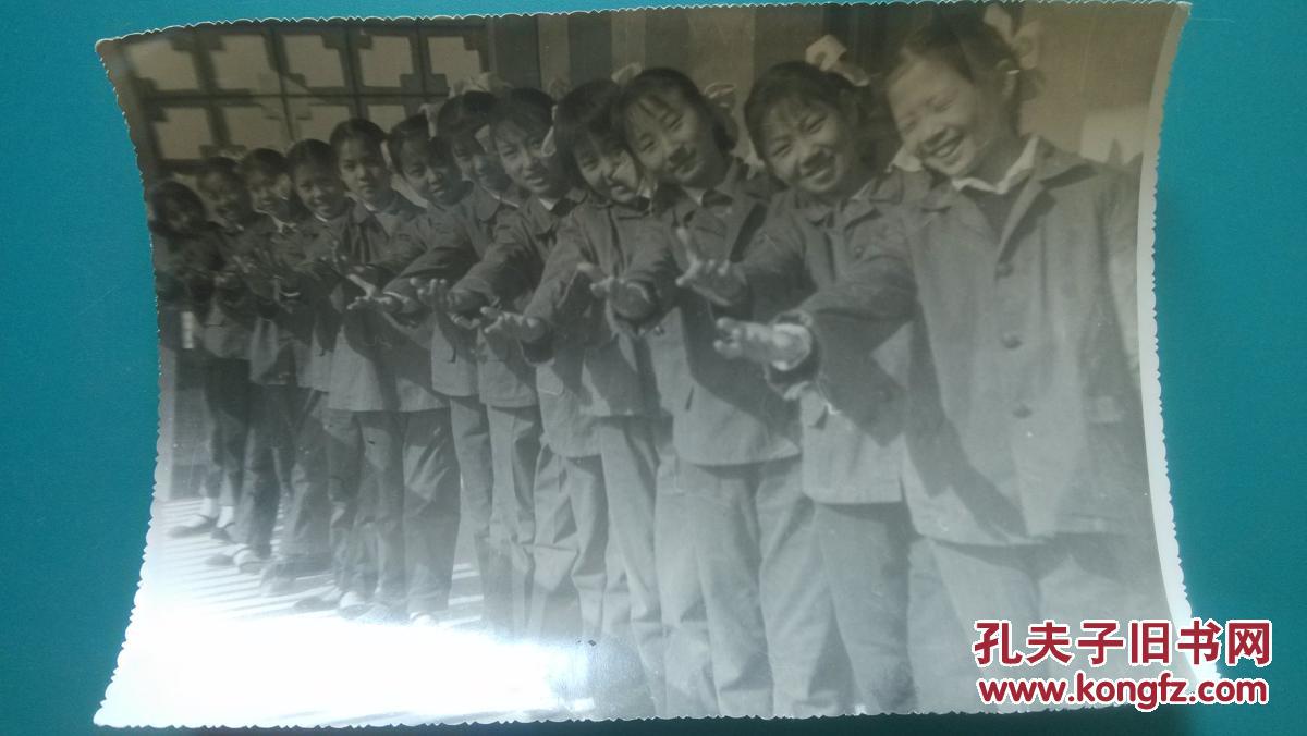 大尺寸文革老照片:美女红卫兵1.