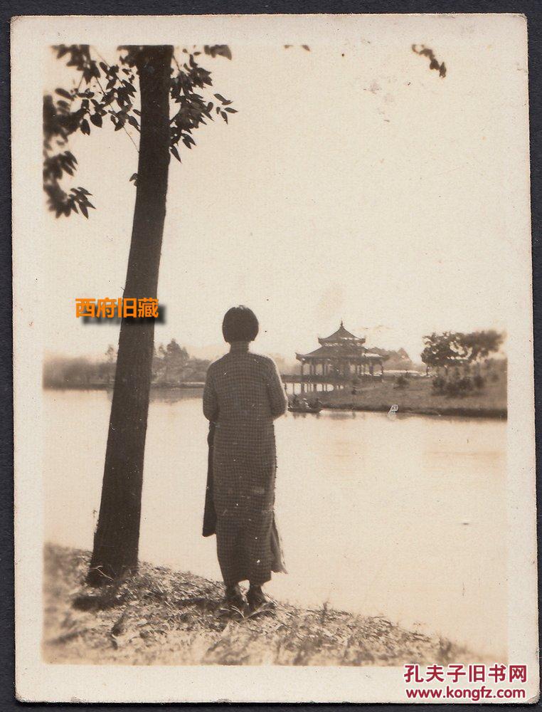 民国老照片,湖边的背影,民国也有"浪费"胶卷的女文青!