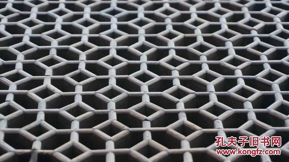 清代八角形铜钱纹花窗格子1个,由575段小木条通过榫卯结构组合而成