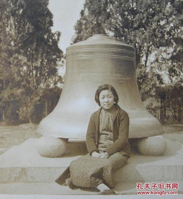 【民国老照片】民国旗袍美女,上海兆丰花园,钟上的英文字亦清晰可见