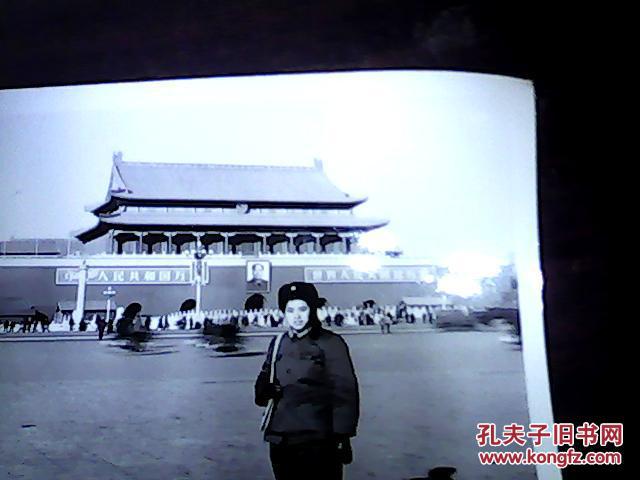 文革老照片 1张 北京天安门留影 1977年【品如图 自己看】老干部搬家