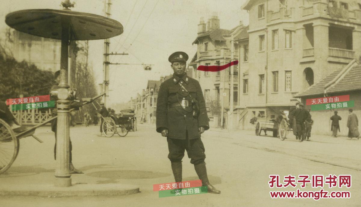 民国街道上的交通警察与道路指挥亭合影老照片,有可能是上海一带