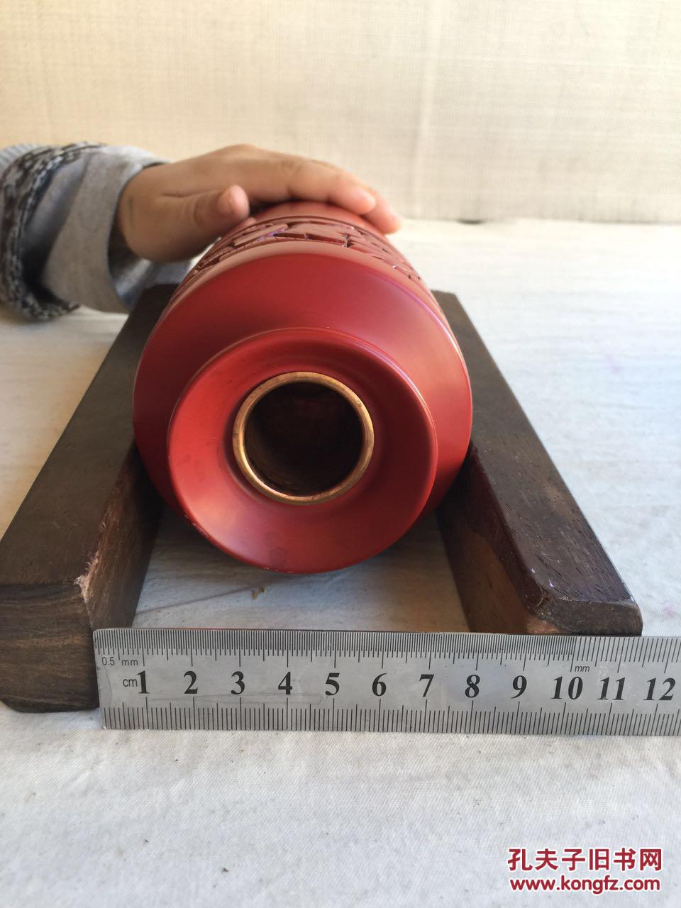 工艺:堆朱漆器,内有铜内胆以放水插花,不同于中国堆朱的繁琐,日本堆朱