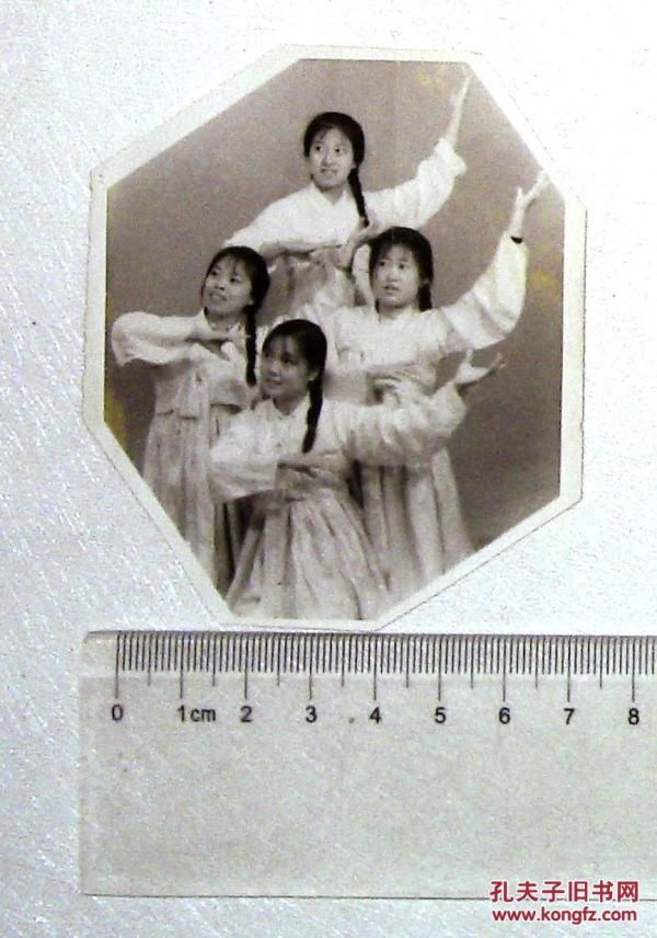 4au2907 长辫四美女韩服造型摆拍合影 照片1张