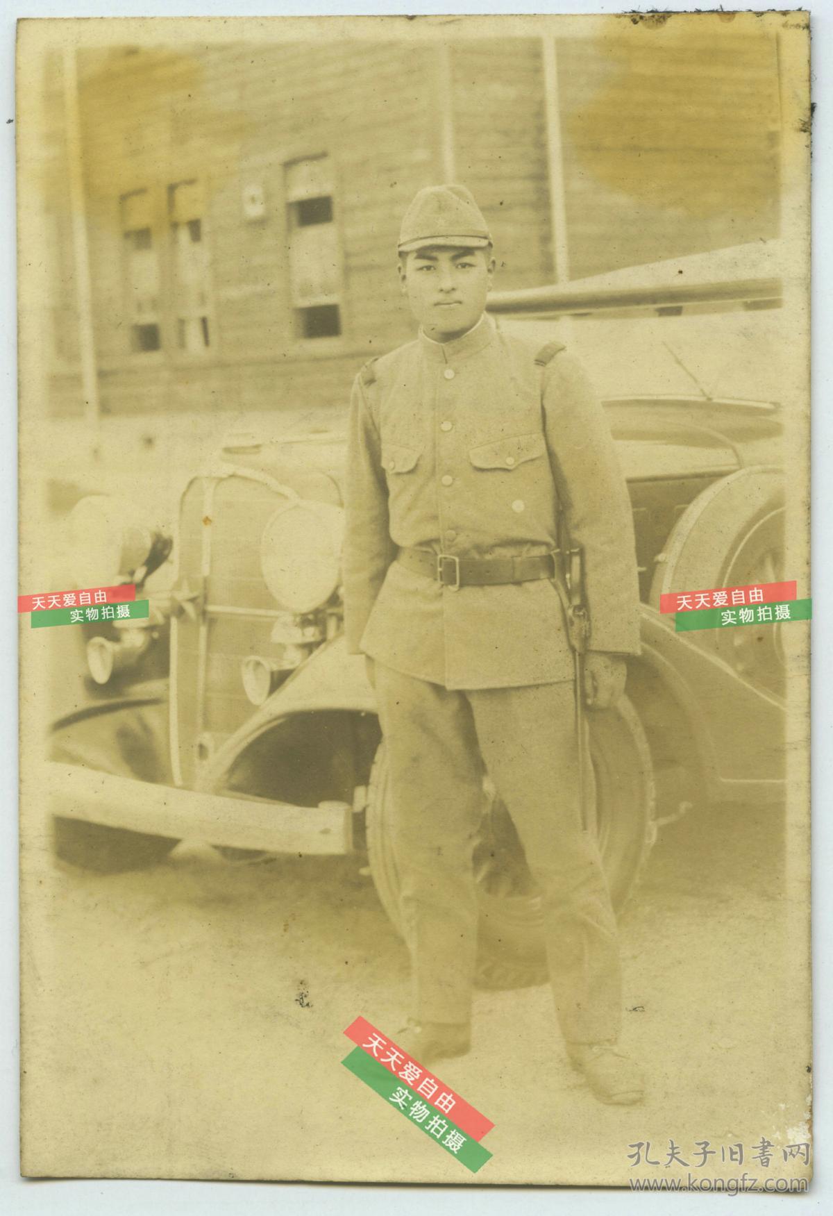 民国1931年10月侵华日军士兵和老汽车合影照片