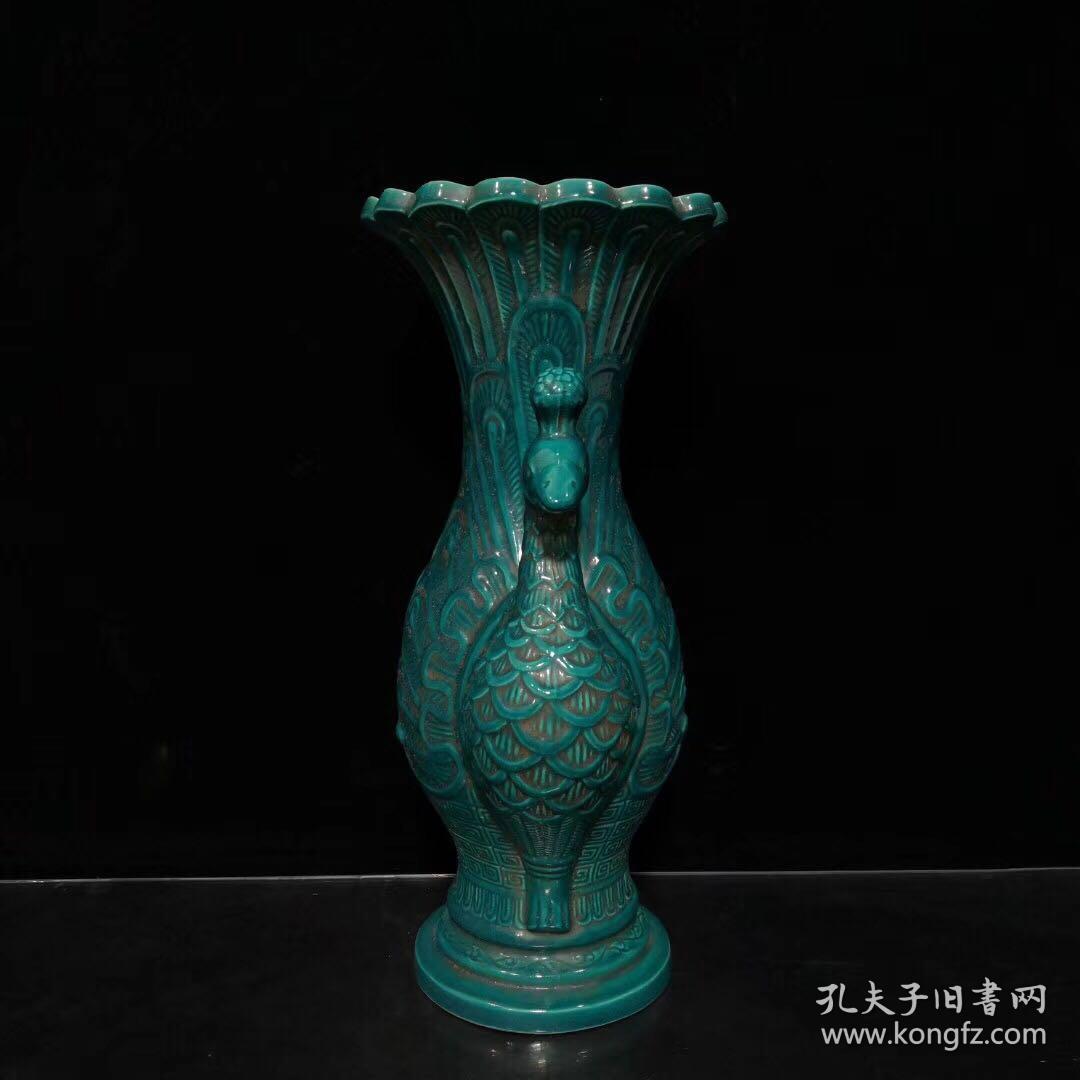 清乾隆绿釉孔雀尊