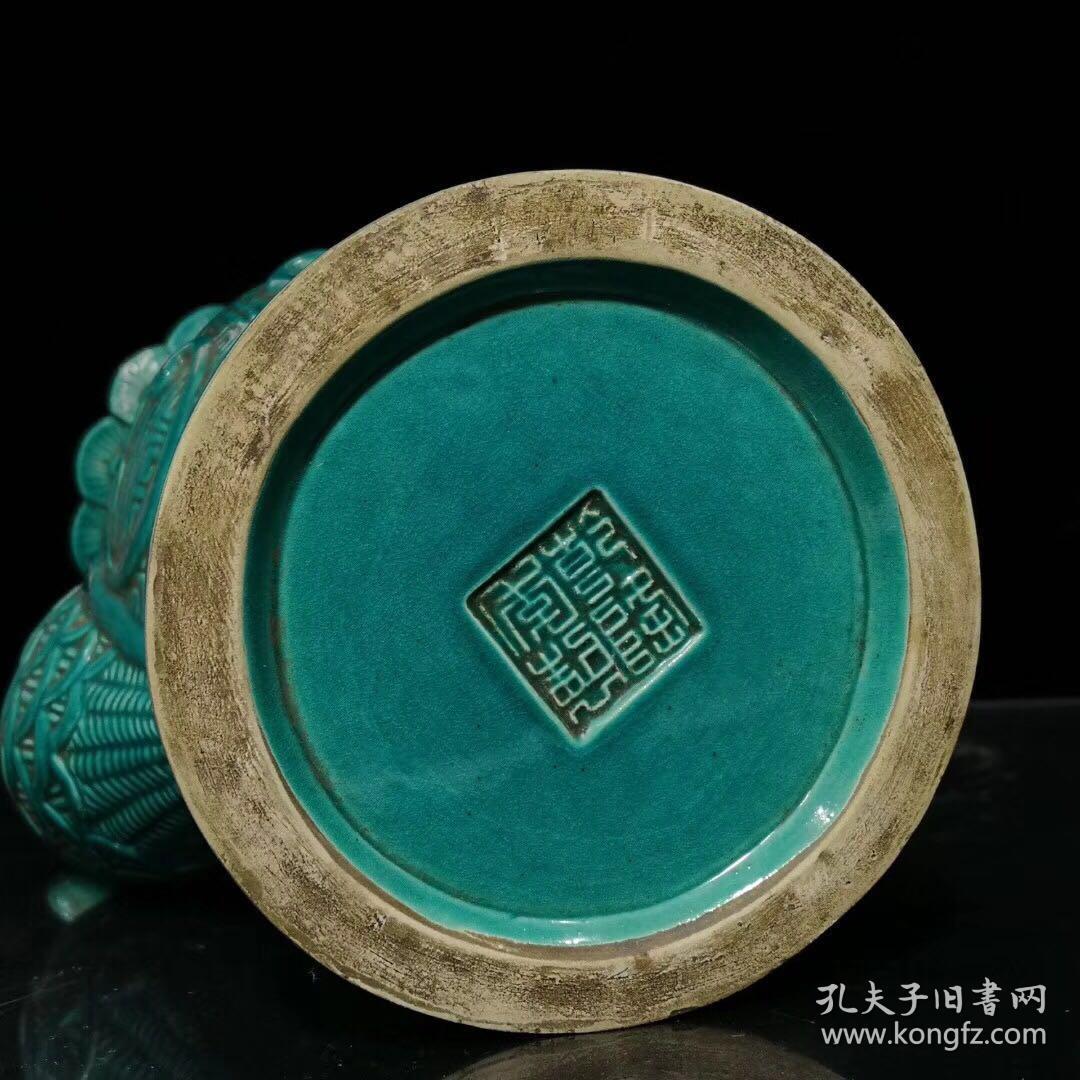 清乾隆绿釉孔雀尊