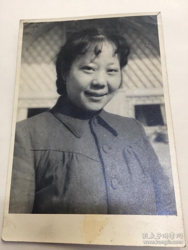 朱仲丽1949西柏坡照片,后面铅笔写有1949 西柏坡七大二中全会时,四寸
