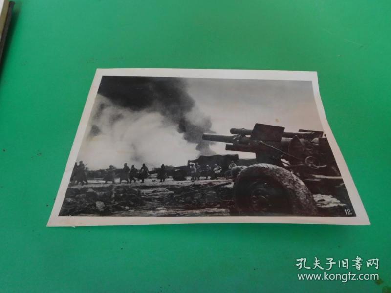 新闻图片12 人民解放军在1948年冬发动的淮海战役中俘获的蒋匪军情景