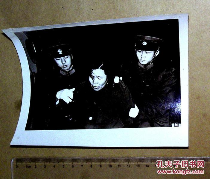 2au6460 押解 女犯人 照片 1张