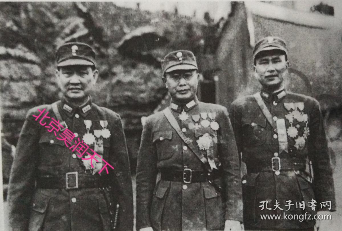 1945年元旦蒋介石检阅部队,陪同阅查的何应钦(中)副参谋长程潜(右)和白崇禧
