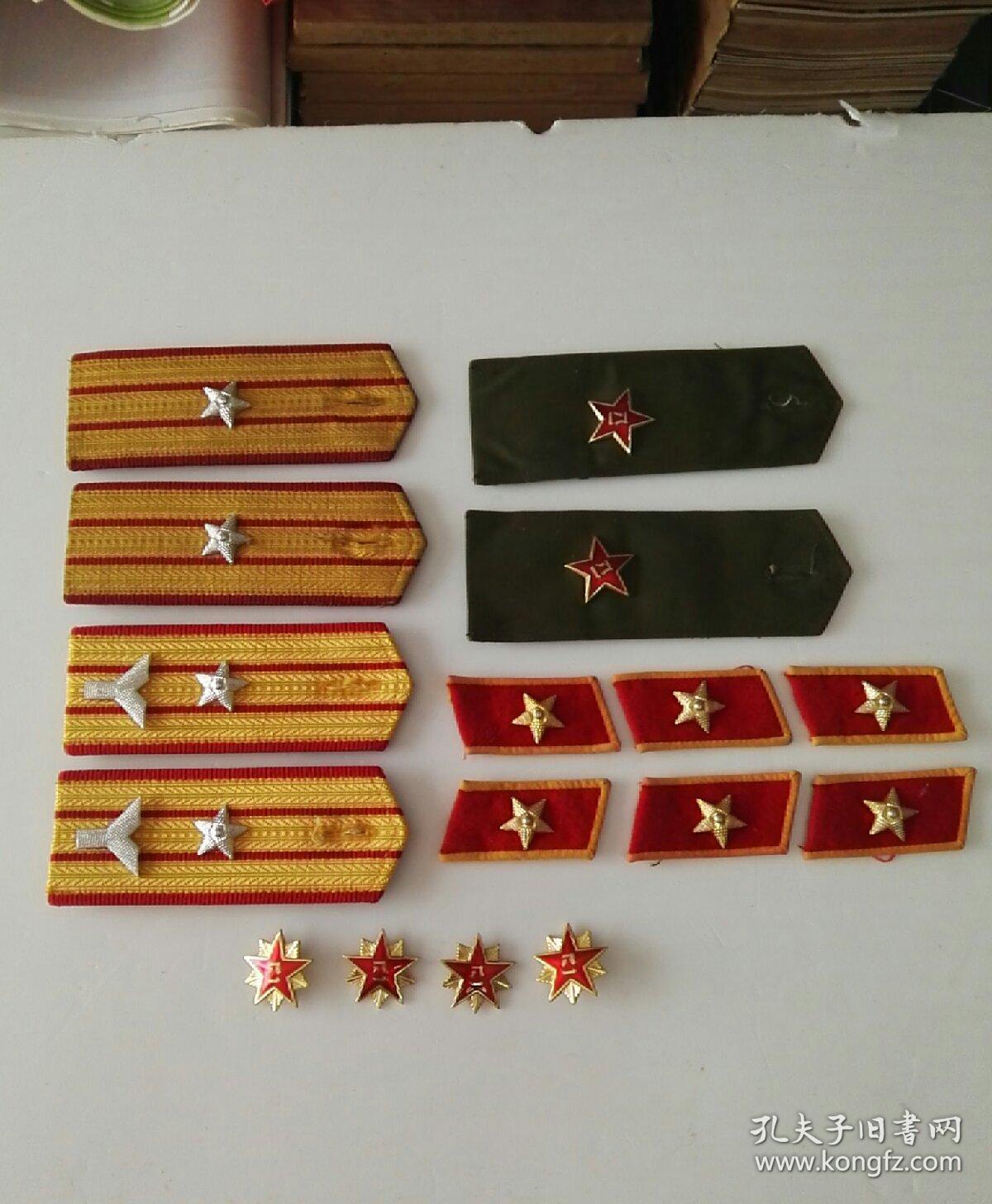 【少校军衔肩章等各种肩章,徽章】 (都是同一人的东西