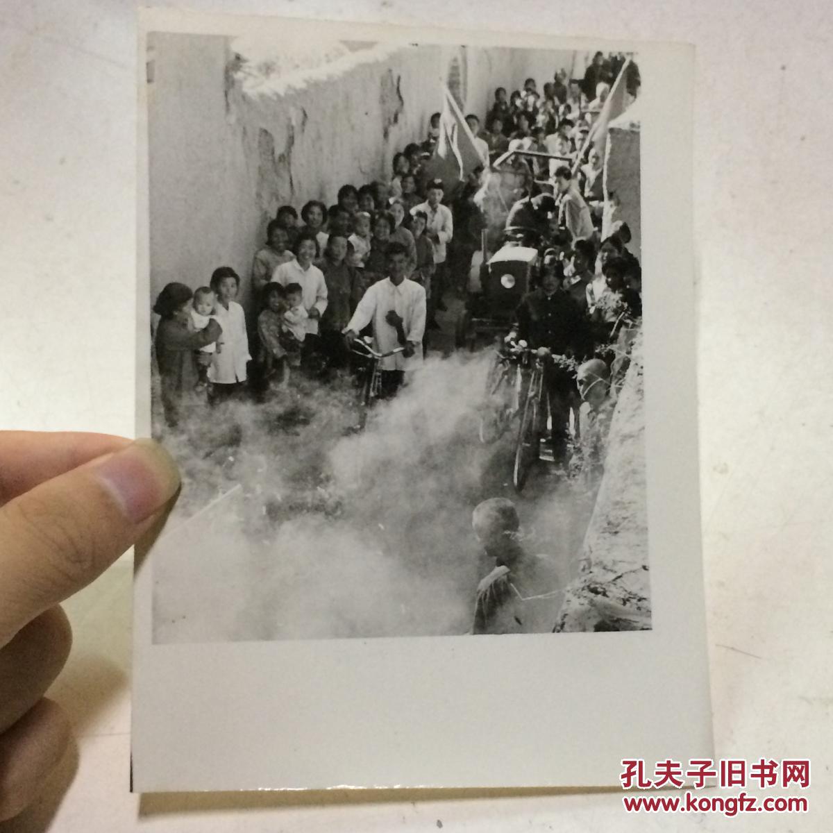 1981年新华社老照片:鲁西北王庄大队一位社员的婚礼1 背面有说明 地点