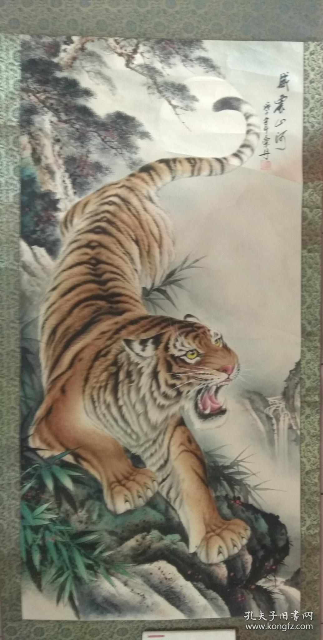谭乐丹画虎,笔蘸的是墨,心涌的是情.笔毫落纸,栩栩如生.
