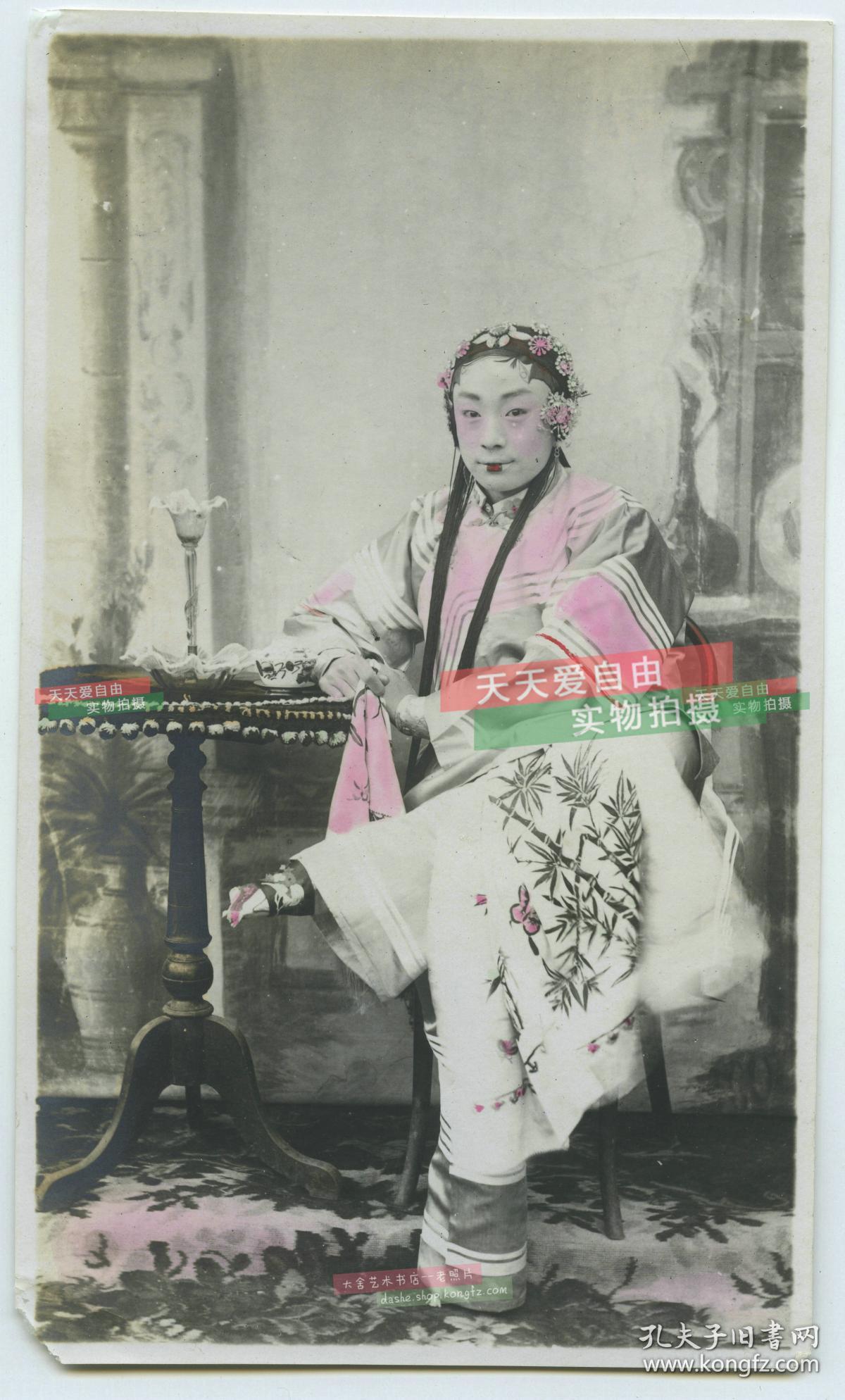 清代末期北京戏装女子缠足小脚三寸金莲在照相