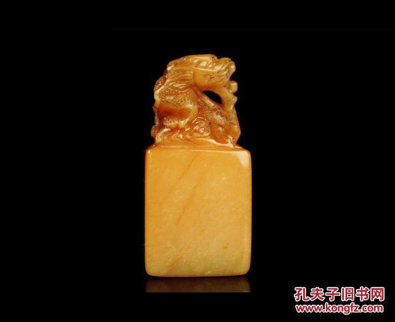 货真价实的上坂田黄,有红筋,制印规整,雕工精美,温润细节凝腻,田黄六