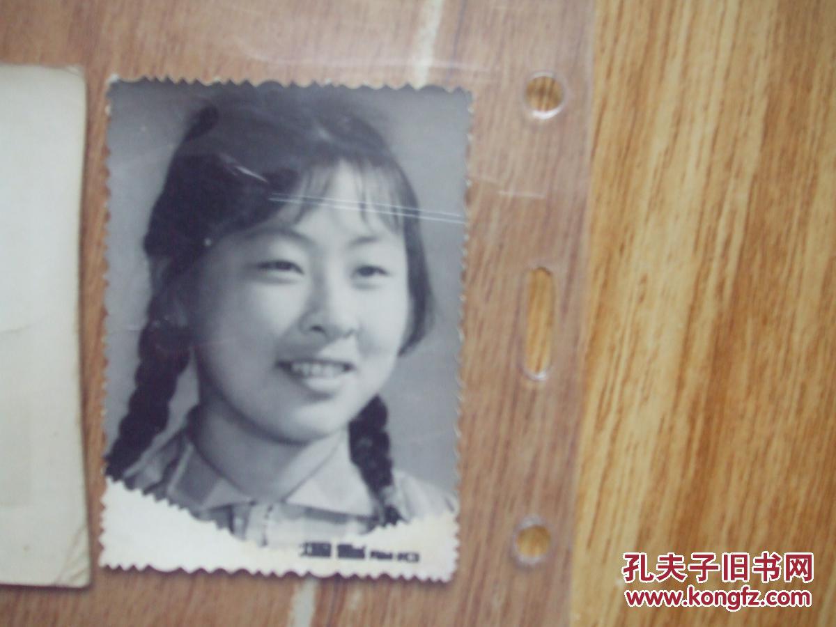 烟台八十年代扎大辫子的女青年老照片