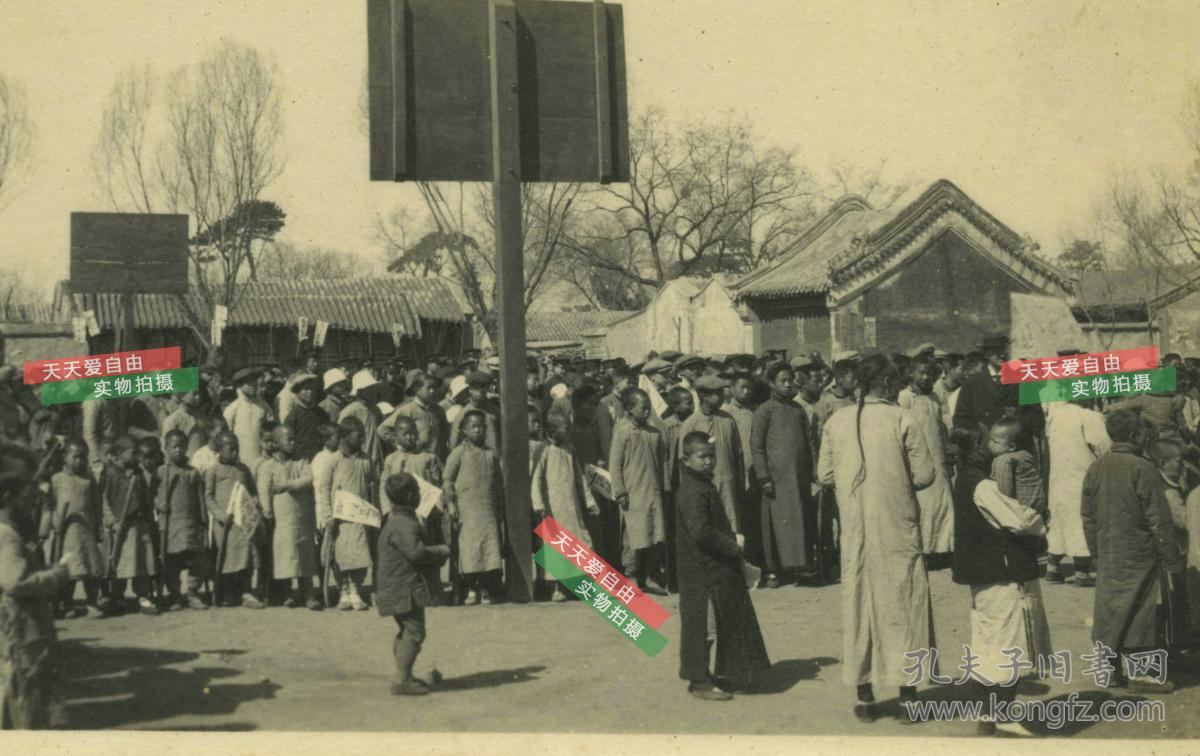 民国早期大约19101920年代海天村的教会学校篮球场大人孩子在集会中
