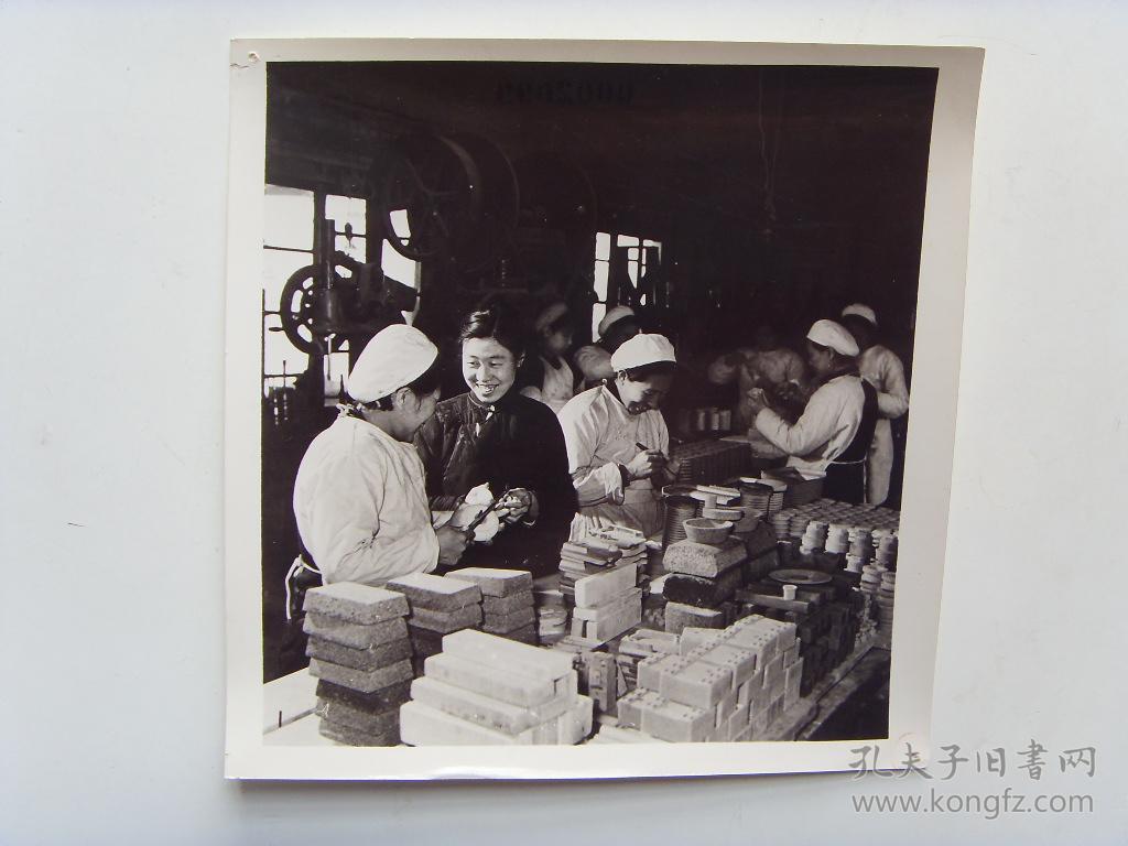 1960年辽宁沈阳红旗人民公社耐火材料厂厂长孙景兰全国三八红旗手