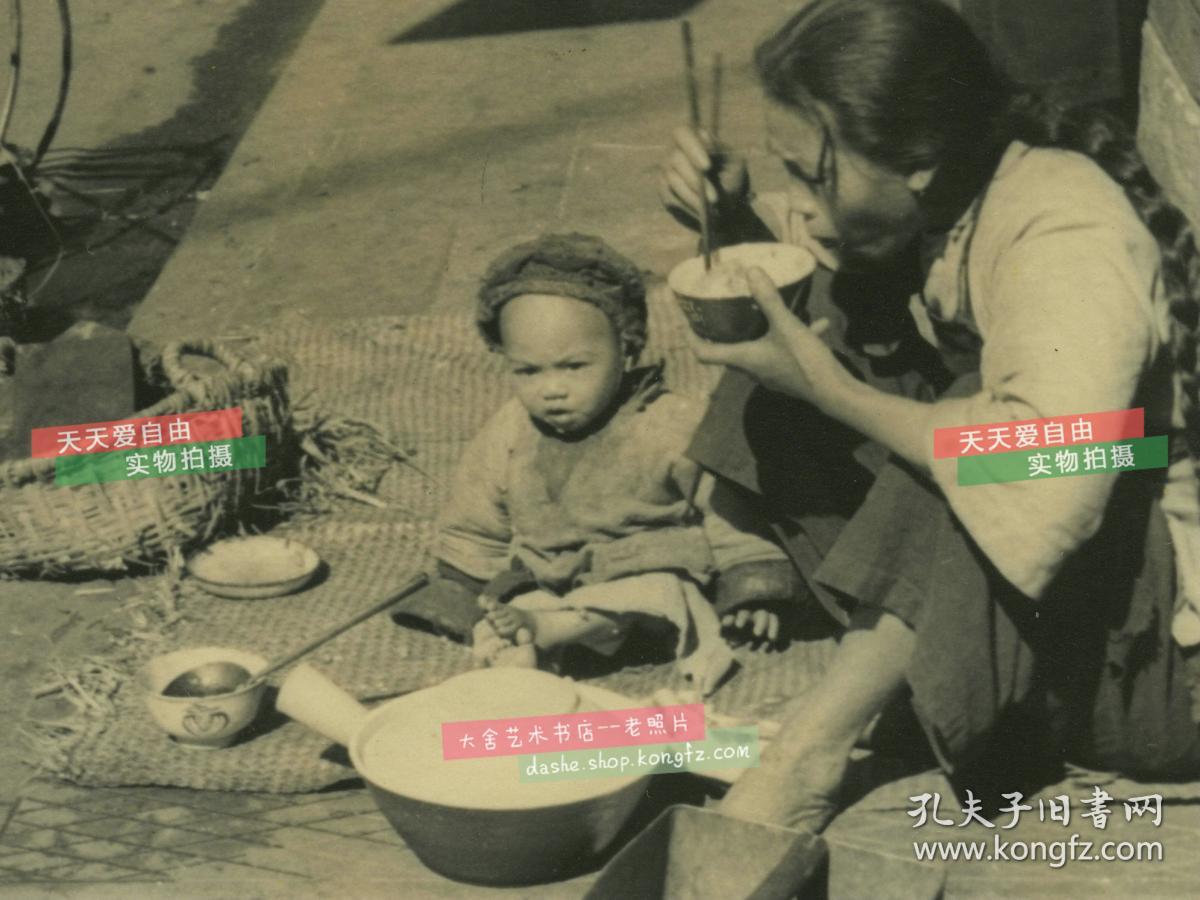 民国街道上售卖青菜的女子,带着年幼孩子的同时经营生计,反应旧社会