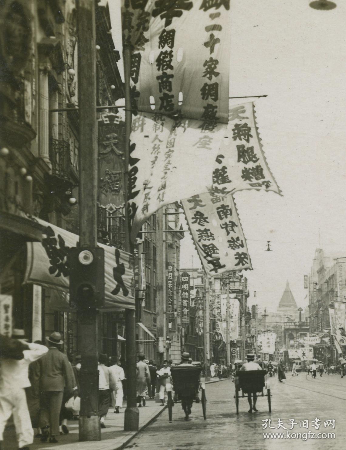 民国时期上海南京路繁华街道汽车商铺林立, 开往静安寺路的2路有轨