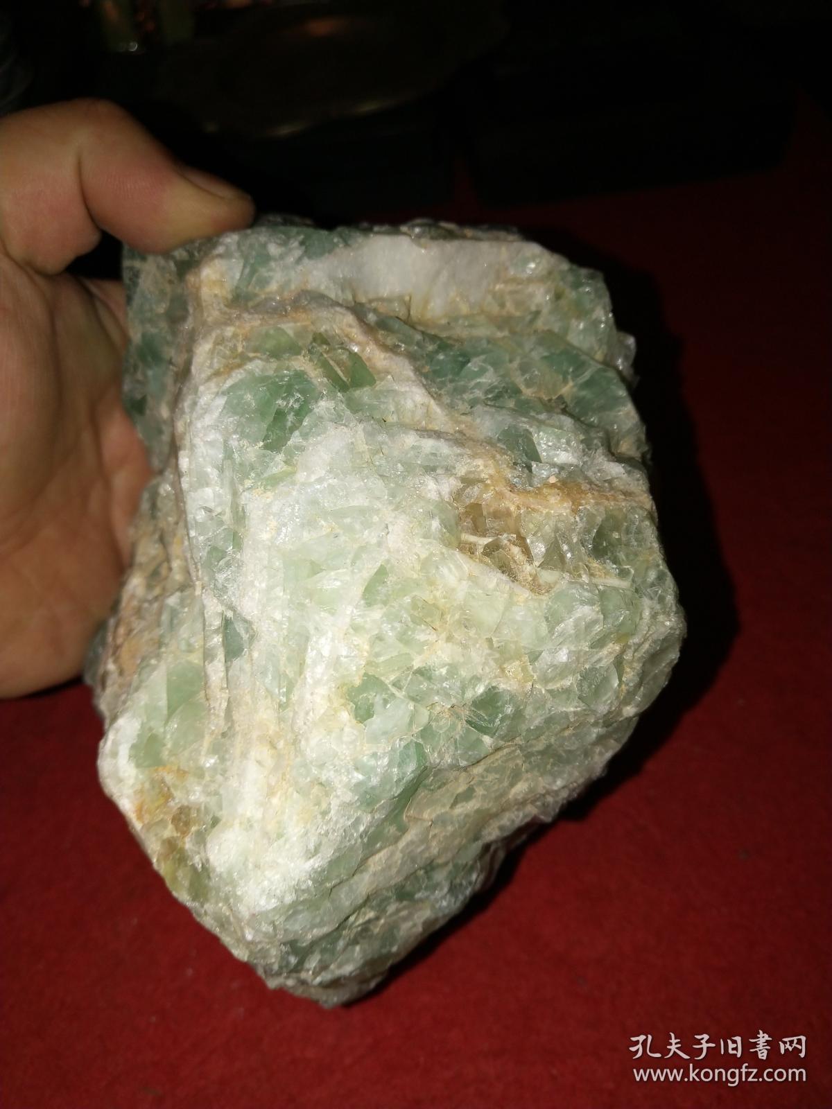 天然淡绿晶石原石一块