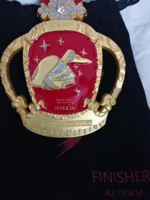 超高颜值的2018哈尔滨国际马拉松全马完赛奖