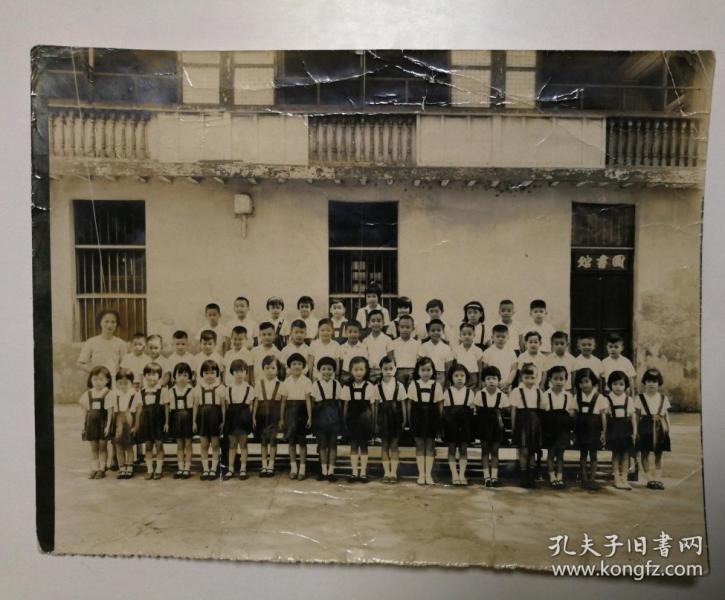 民国时期小学生统一校服在学校图书馆前合影照一枚