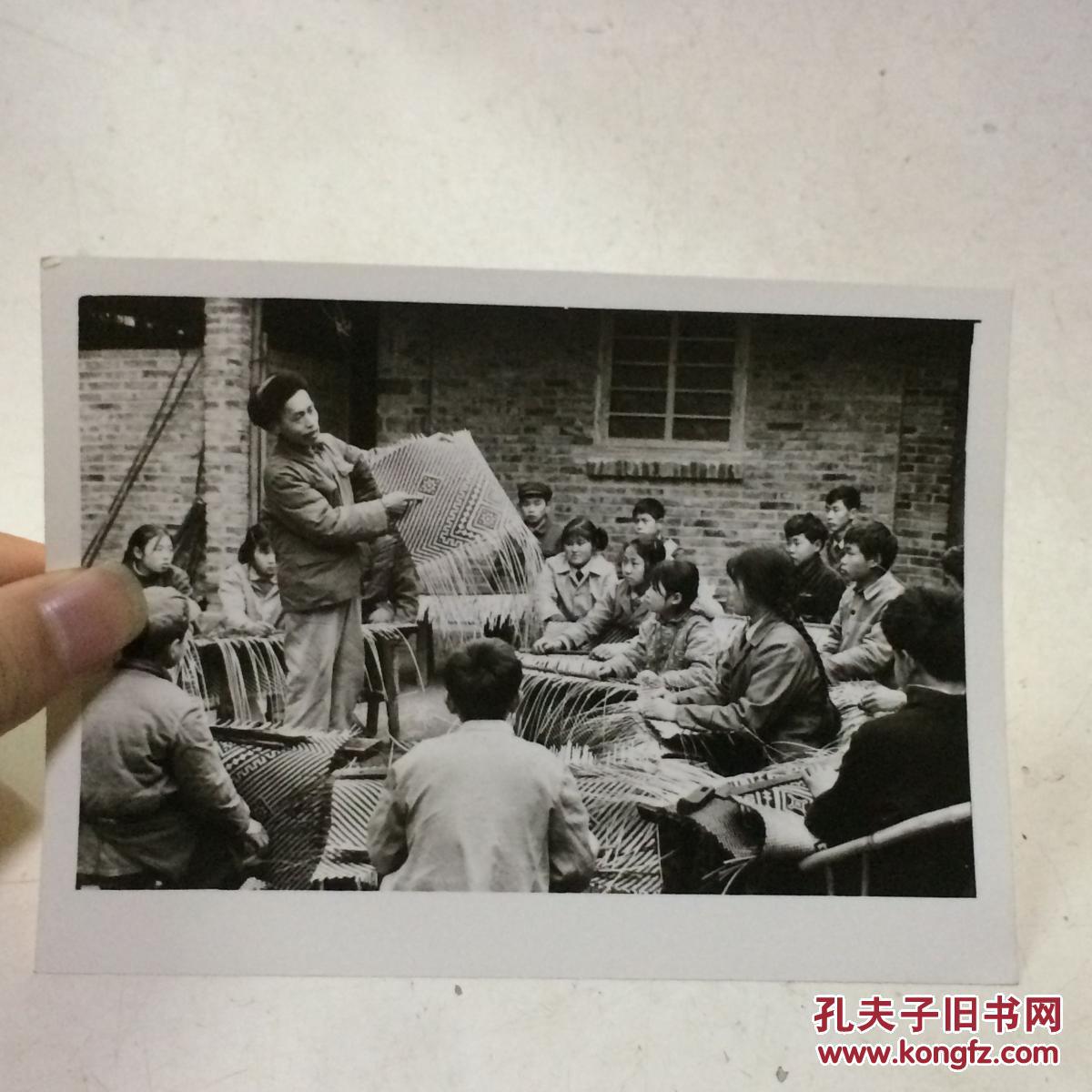 1982年新华社老照片:能工巧匠传技艺 背面有说明 地点
