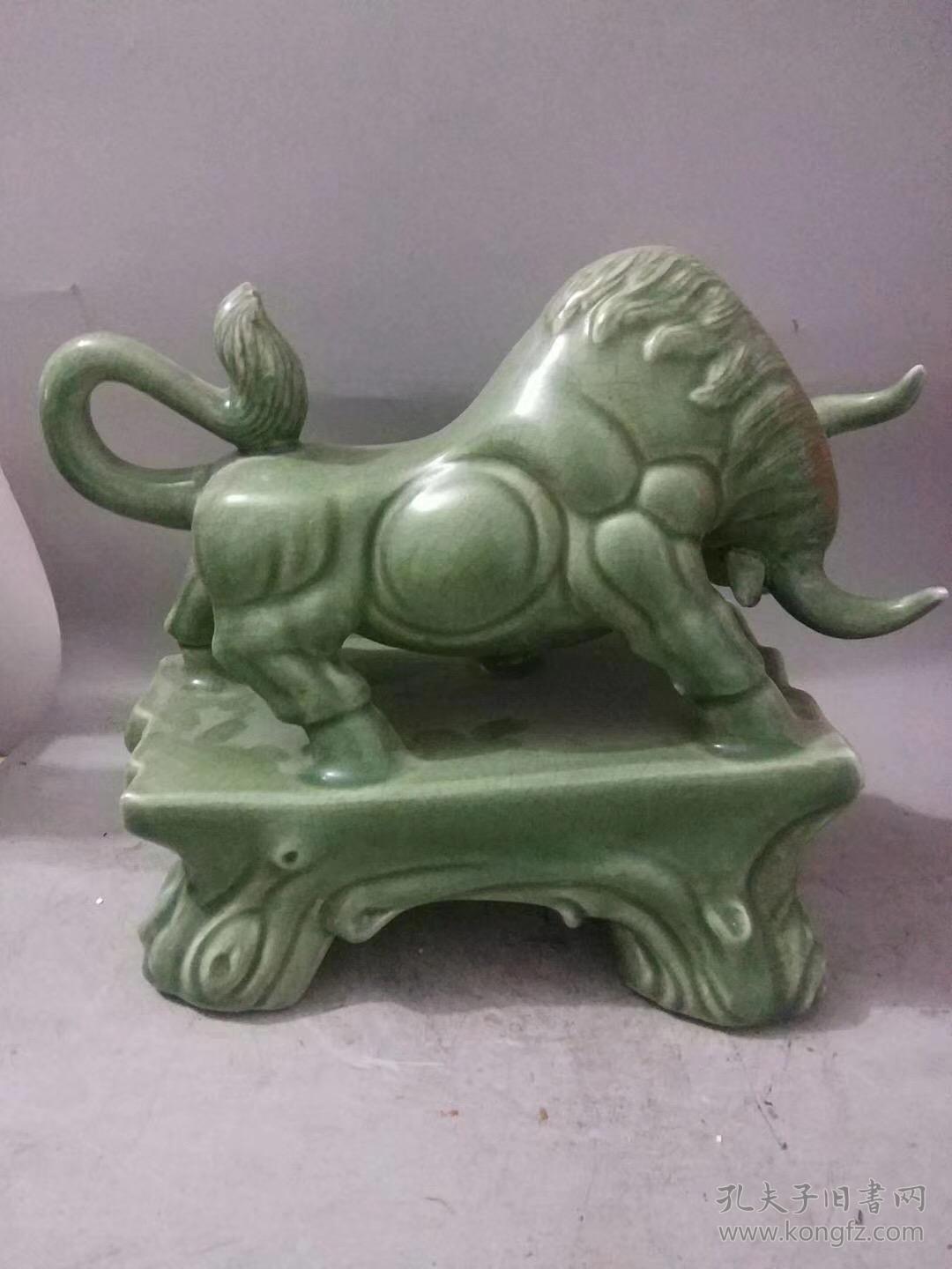 宋代龙泉窑牛一个,大尺寸 此牛造型独特,牛劲冲天 包浆醇厚老道,底部