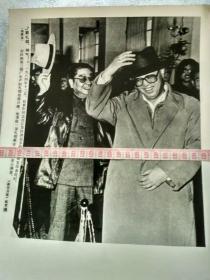 1984年总理在江苏沙洲县乡镇企业展览馆参观，戴礼帽。新华日报陈哲摄