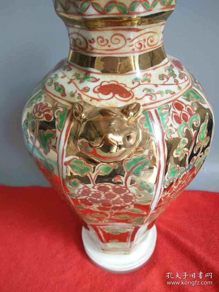 少见元代红绿彩描金花卉兽头赏瓶.