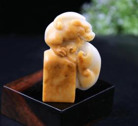 寿山石--老羊脂膏底子的枇杷黄俏色雕钮--老性芙蓉