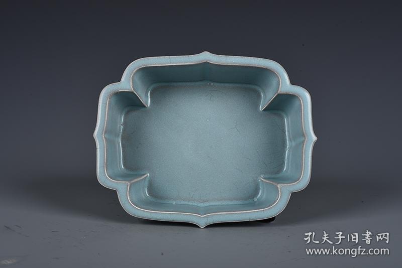 宋代汝窑天青釉海棠式水仙盆(乾隆御题铭文)