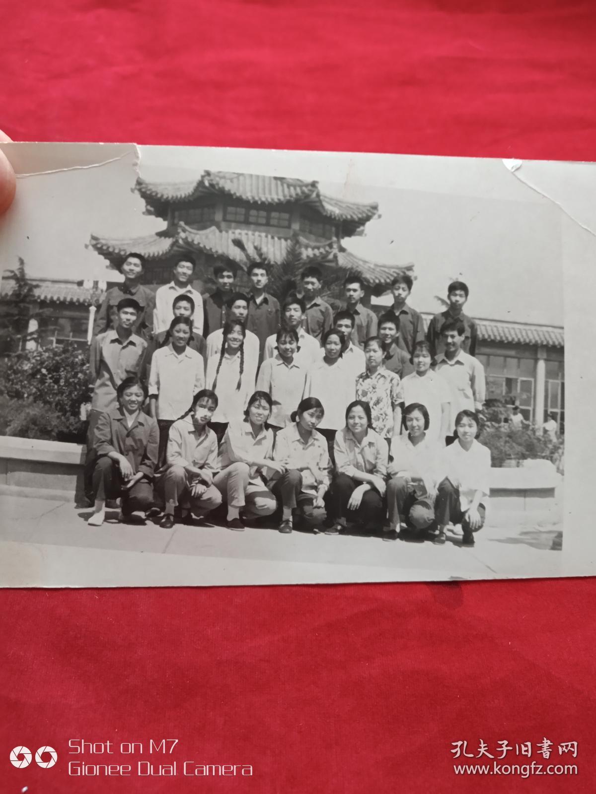 一般合影照100--七八十年代青年男女学生古楼前合影老