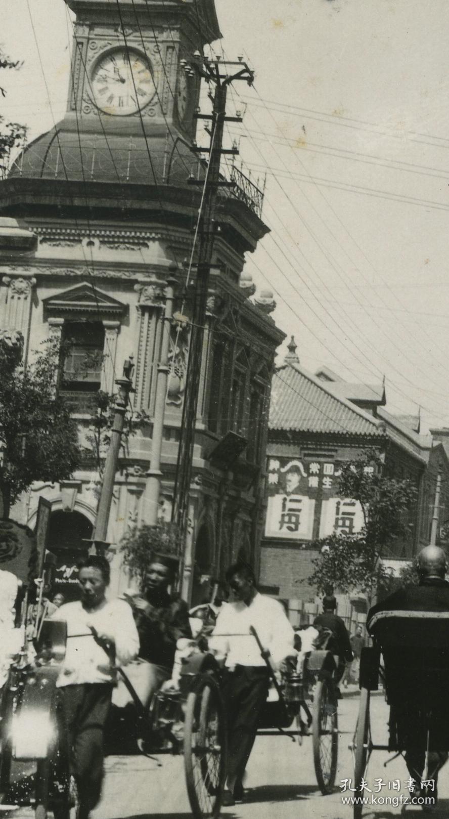 民国天津日租界旭街一带繁华的街道街景,会隆呌卖行(是否是当时广告