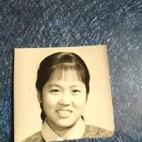美女时尚老照片,或许文革年代城市姑娘,黑白一张,只有头像一张