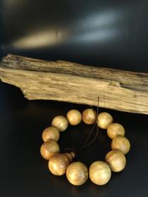 12颗佛珠：尺寸2.0，东北琥珀木。北沉香。红松死后叫明子埋在土里几千年甚至上万年才能形成的。