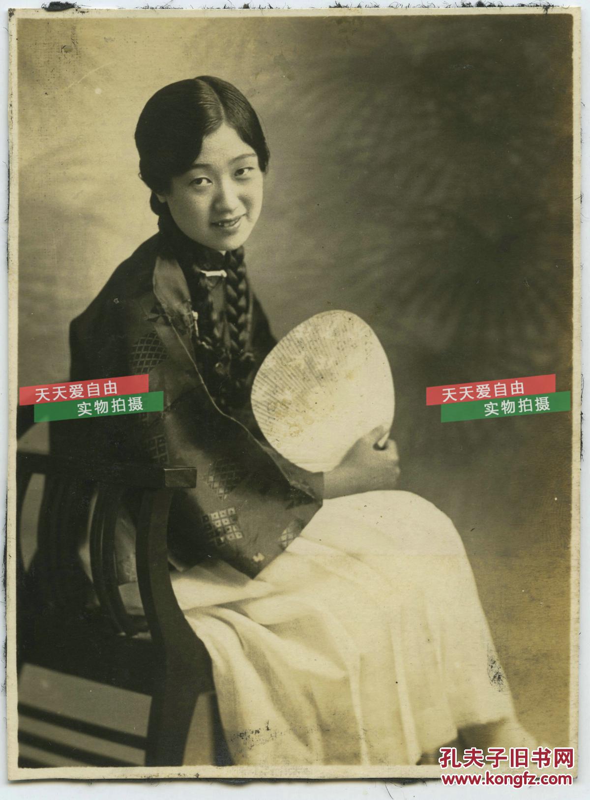 民国手执圆扇子的年轻曼妙女人老照片,那一抹风情又更