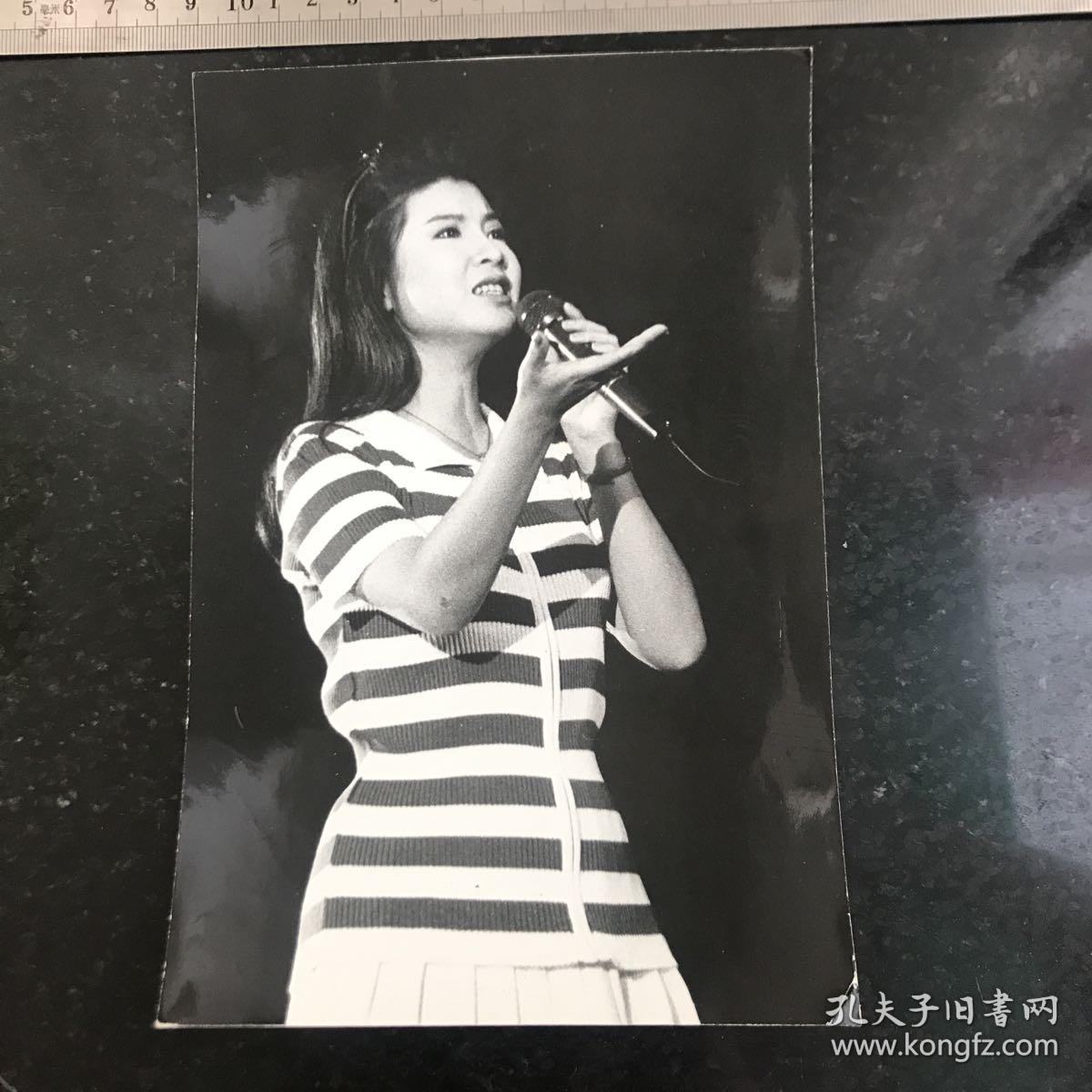 八十年代末九十年代初 美女歌星杭天琪在鞍钢体育馆演出老照片 大尺寸