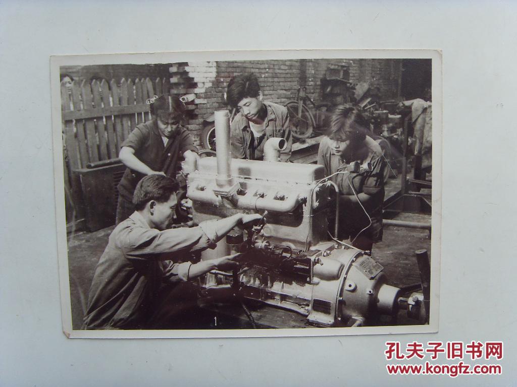 1961年,天津市兴安路人民公社五金机械厂,工人在检修柴油机