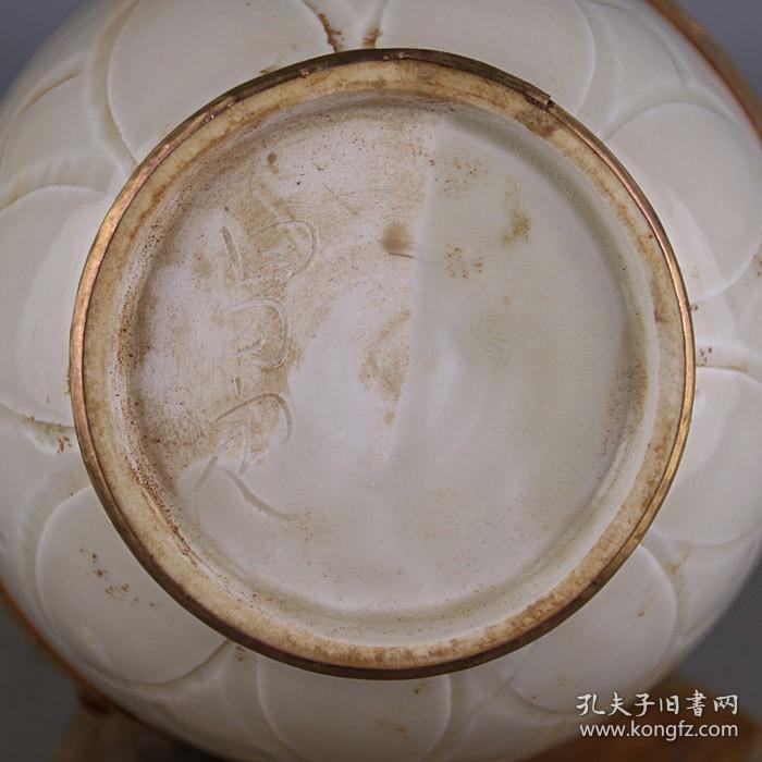 宋代定窑刻花包金镶宝石盖罐