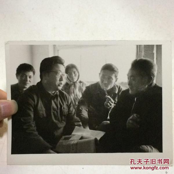 1981年新华社老照片:积极奋斗 稳步前进(1982