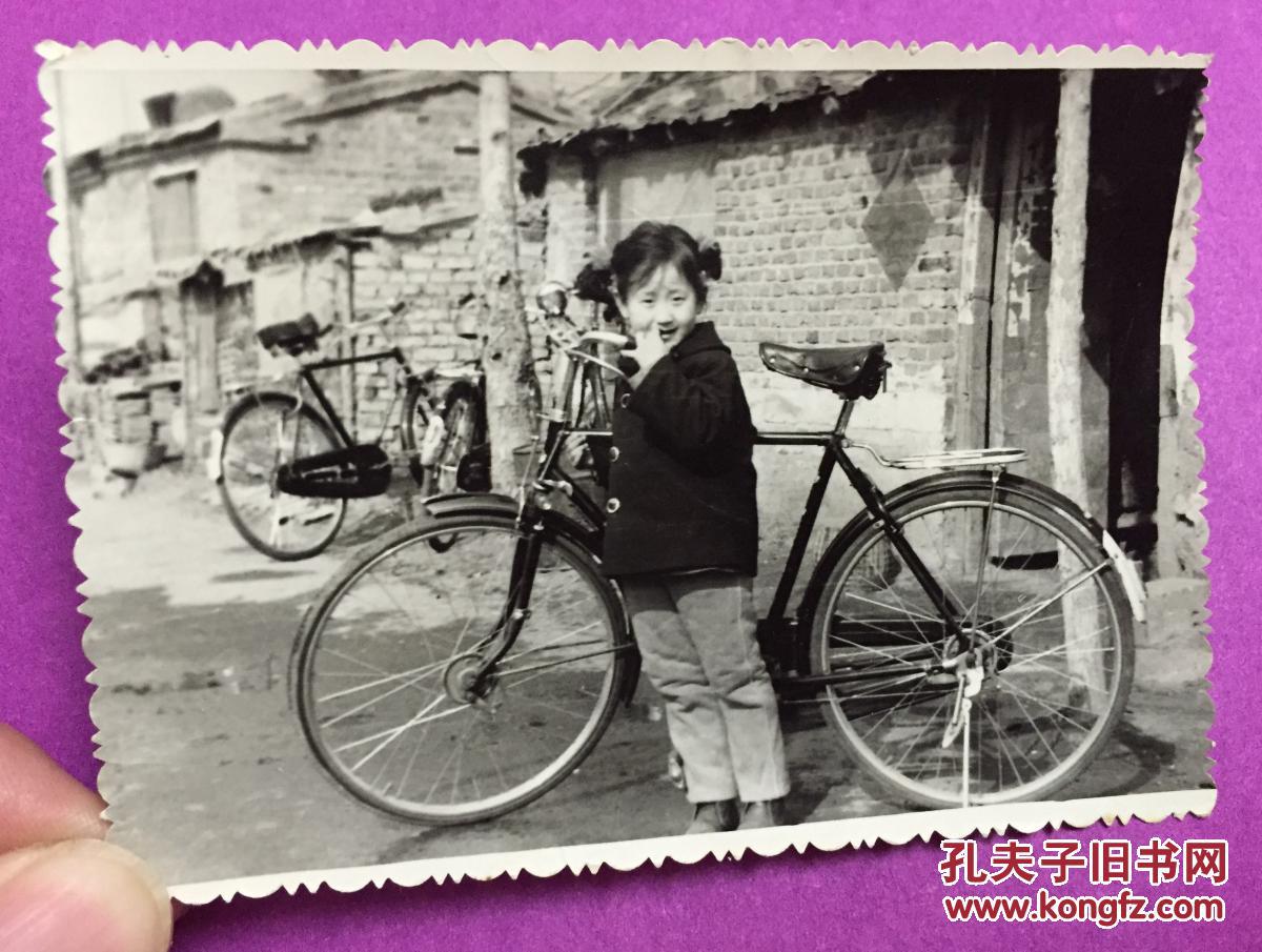 七八十年代老照片大小8张(大连海边和街巷为背景,其中