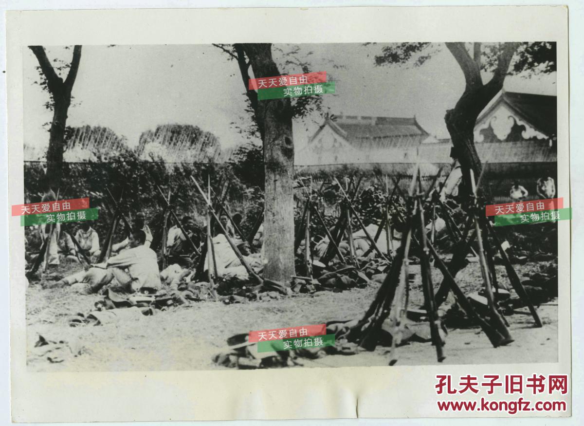 民国1932年淞沪抗战中,中国国军士兵在战斗间隙中休整