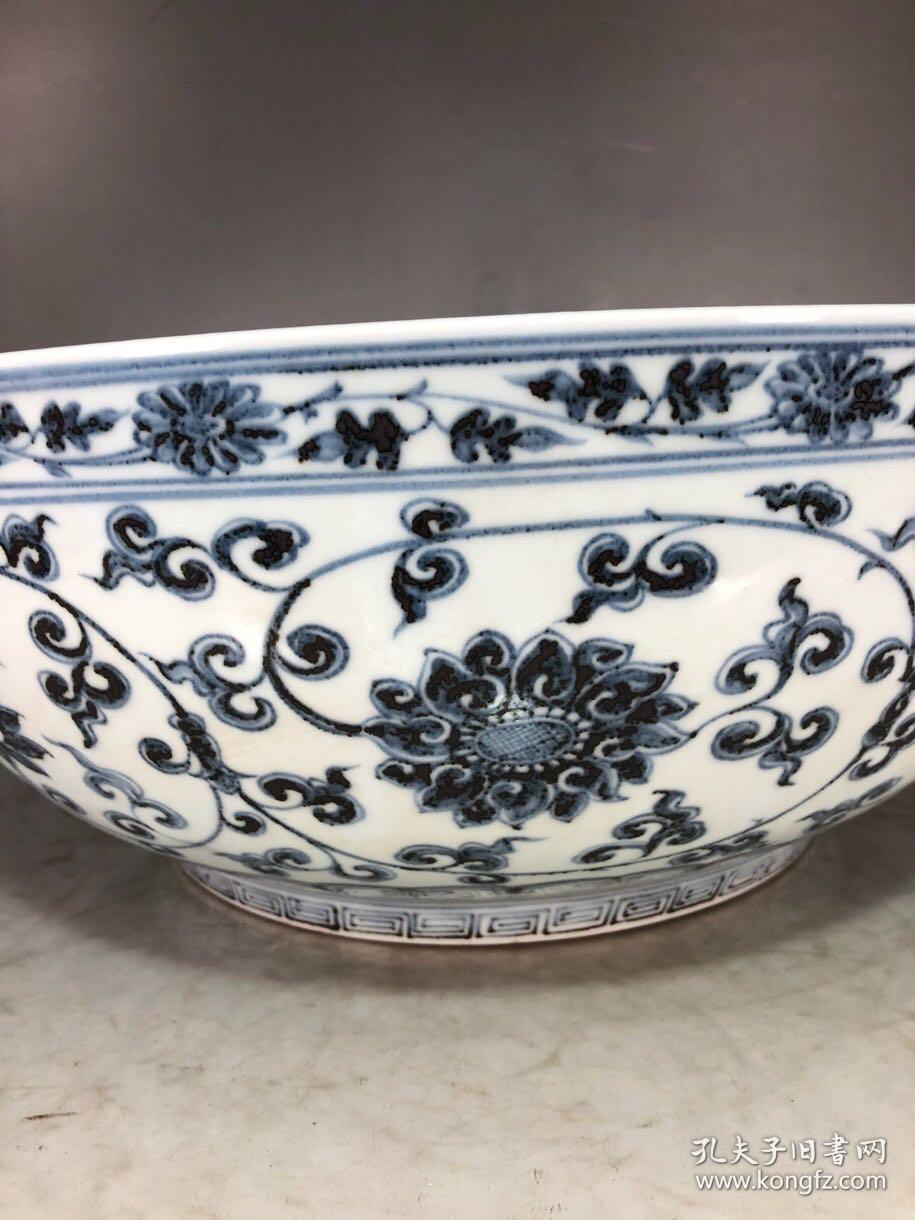 明代洪武青花缠枝莲大碗