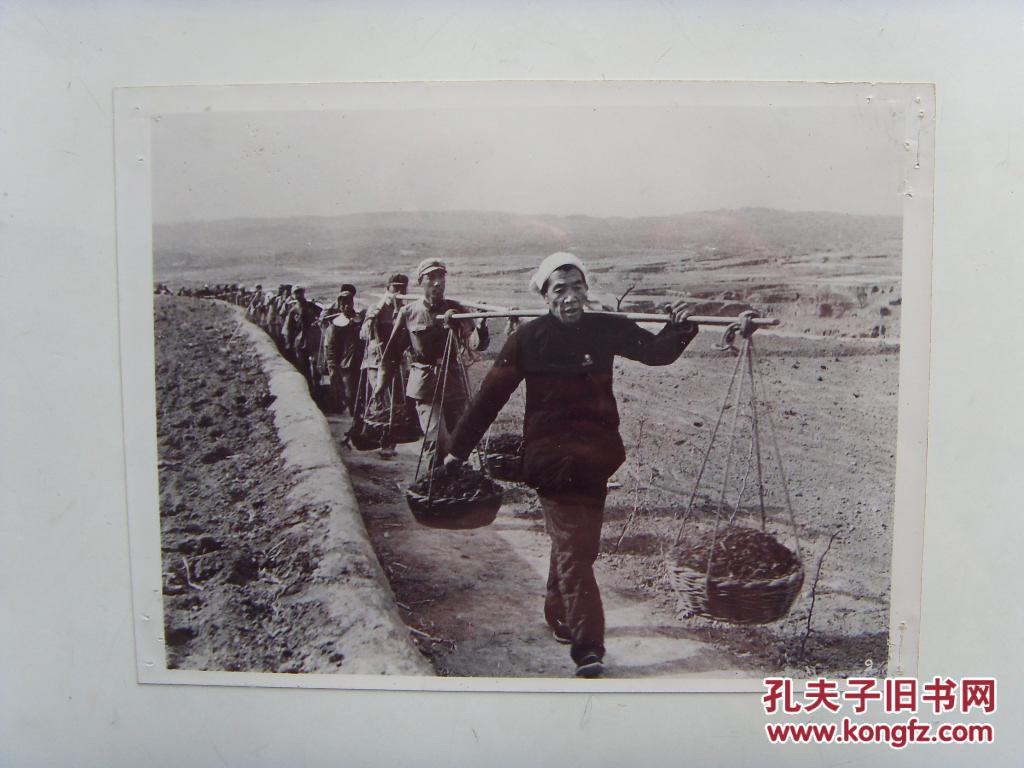 老照片:【※1967年,大寨陈永贵和解放军战士挑粪※ 】