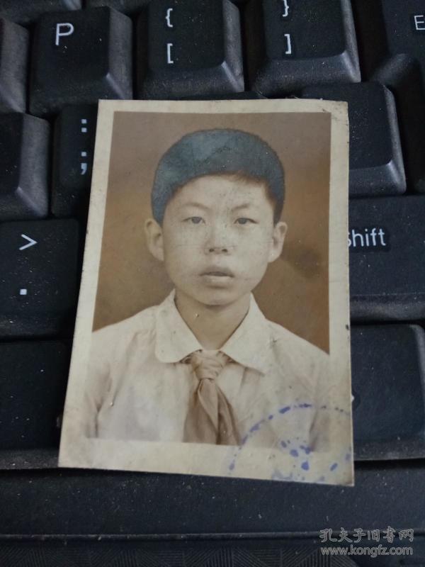 老照片 一男生戴着红领巾 一寸照